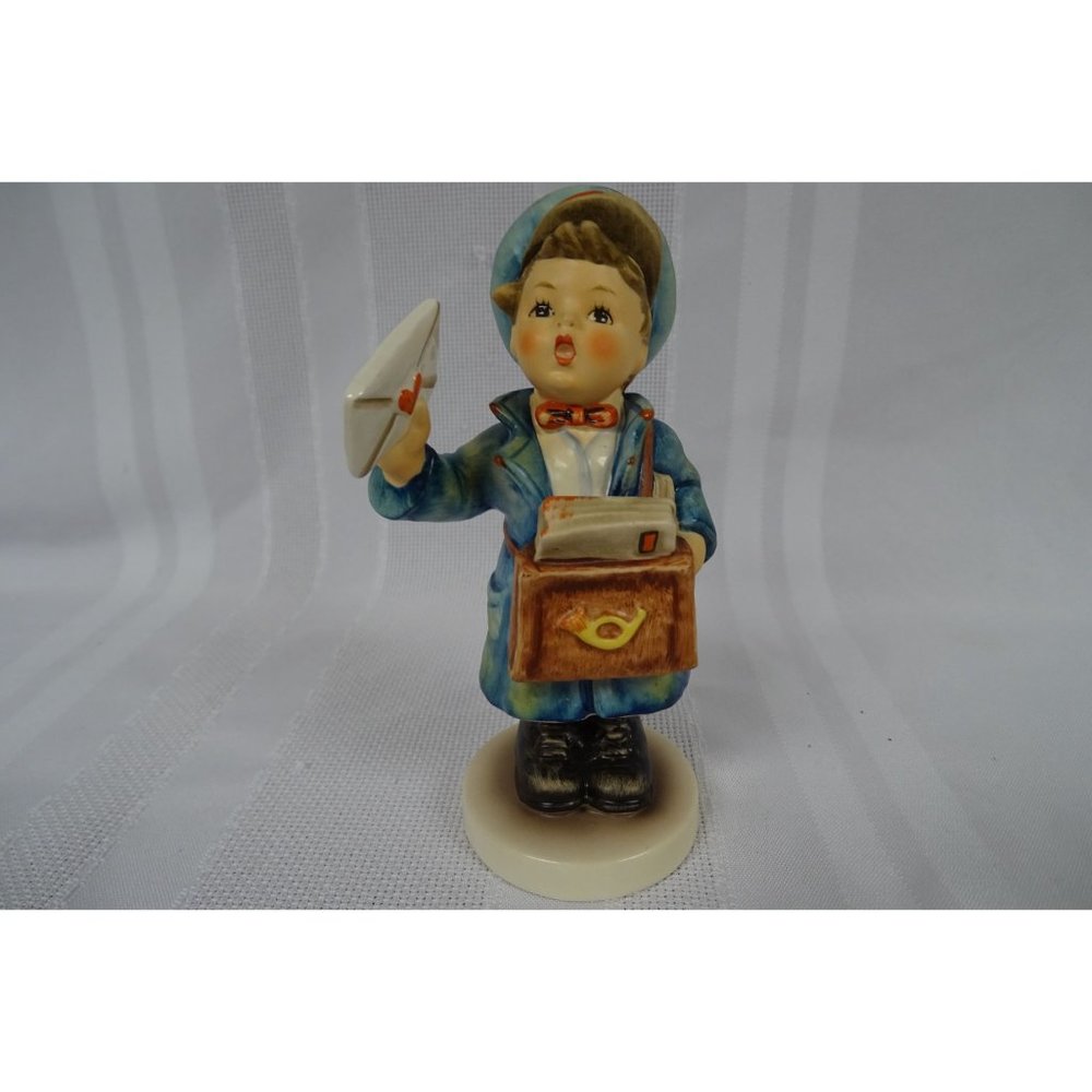 GOEBEL Hummel Figurine Postman #119 - 1982 -h. 5 1/4" TMK 6